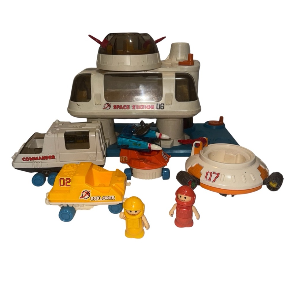 Vintage 1984 Lil Playmates Space Station Play Set Used